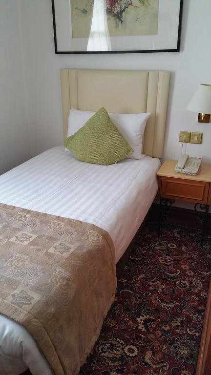 Holiday Villa Hotel Лондон Экстерьер фото