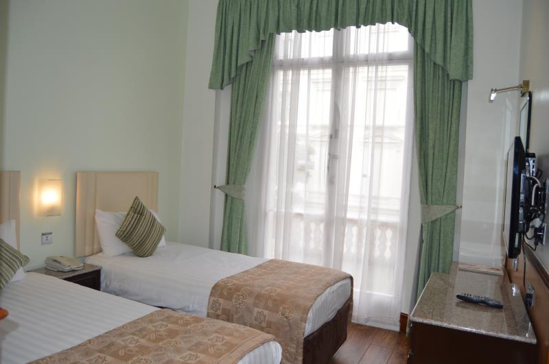 Holiday Villa Hotel Лондон Экстерьер фото